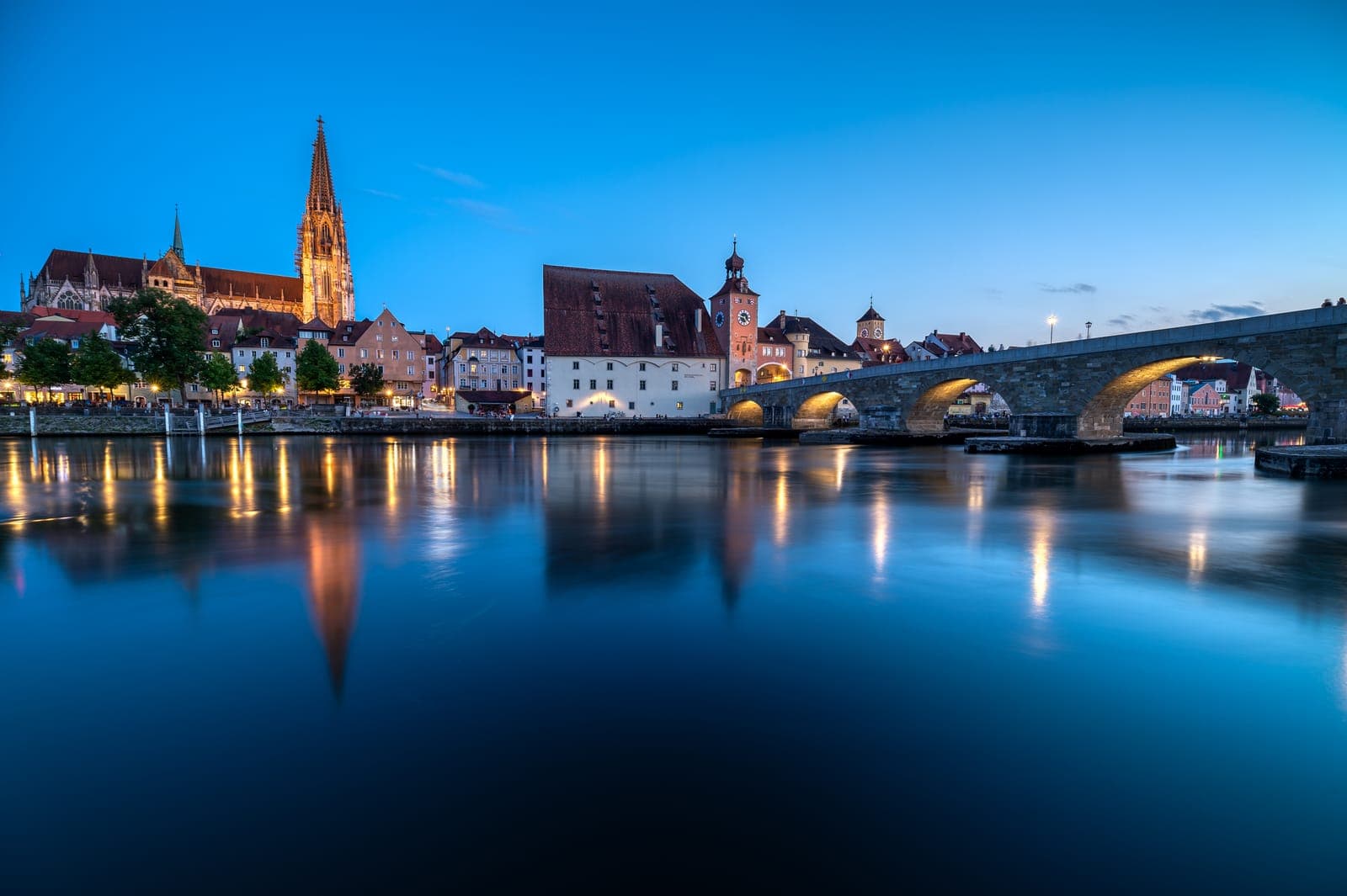 Dom St. Peter und Steinerne Brücke in Regensburg zur blauen Stunde