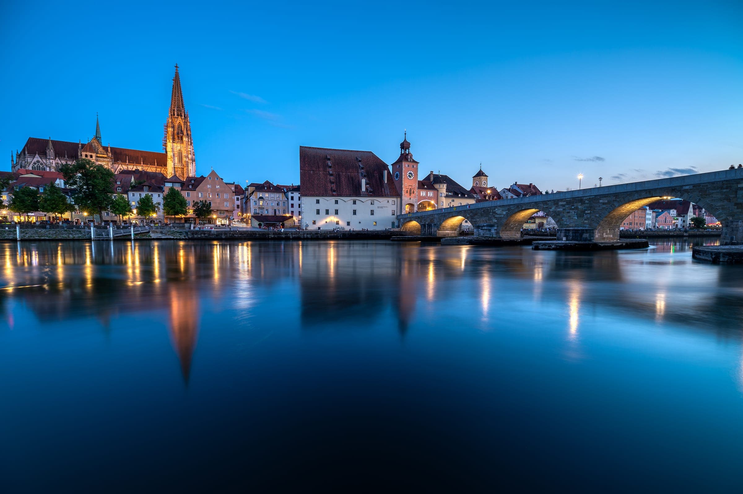 Dom St. Peter und Steinerne Brücke in Regensburg zur blauen Stunde