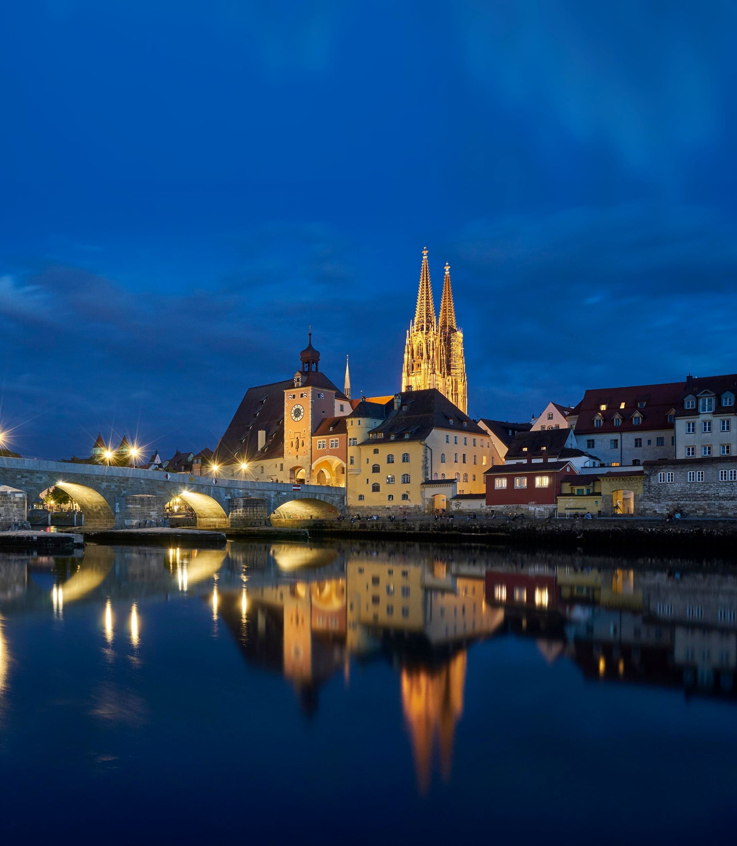 Dom St. Peter und Steinerne Brücke in Regensburg zur blauen Stunde