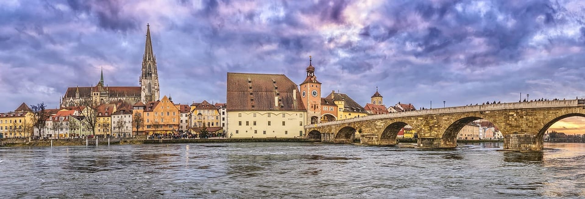 Panorama der Regensburger Altstadt mit Steinerner Brücke und Dom